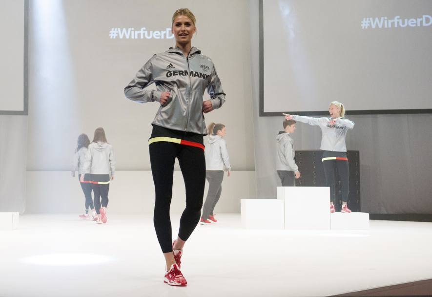 La modella Lena Gercke sfila con la divisa tedesca per le Olimpiadi di Rio